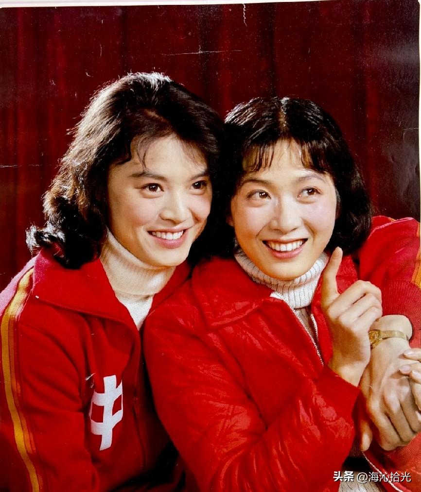 🎬 这幅老照片里的两位女性身着红衣，笑容灿烂，光彩照人。
右边这位是当年红极一