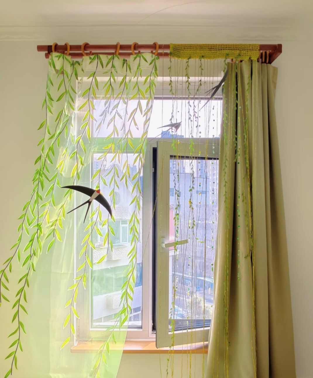 我把春天挂在窗边窗景不好，自己创造一帘春色只需要等一阵风🍃袅晴丝吹来闲庭信，摇