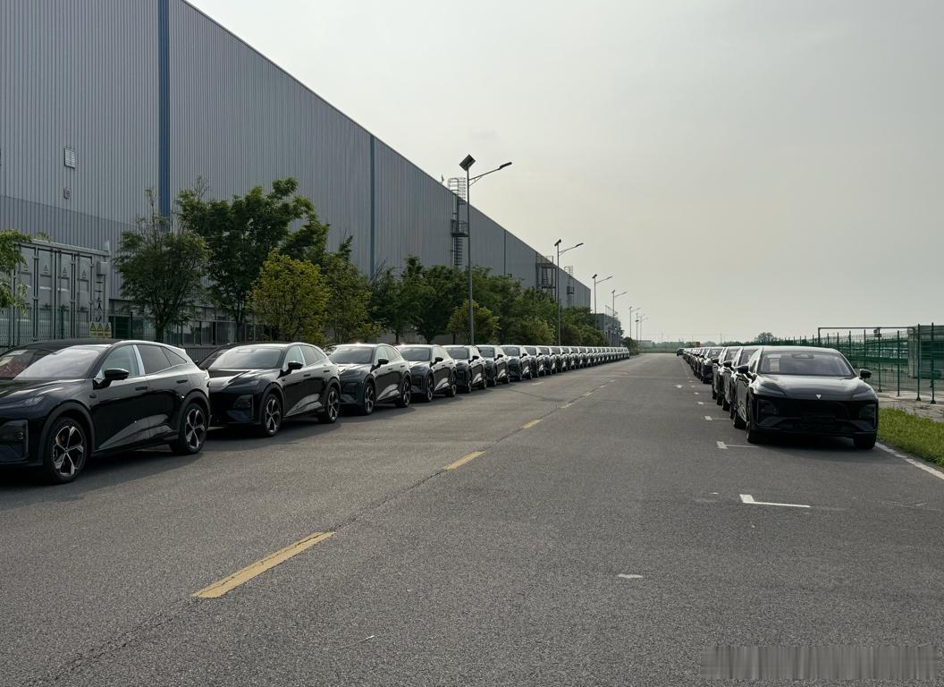 刷到南京工厂实拍，深蓝S07华为乾崑激光版已批量装车发运，量产节奏拉满！从前期路