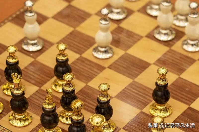 今天下棋了吗棋盘上的落子声清脆如铃，午后的阳光透过窗棂，在木质棋盘上投下斑驳的光