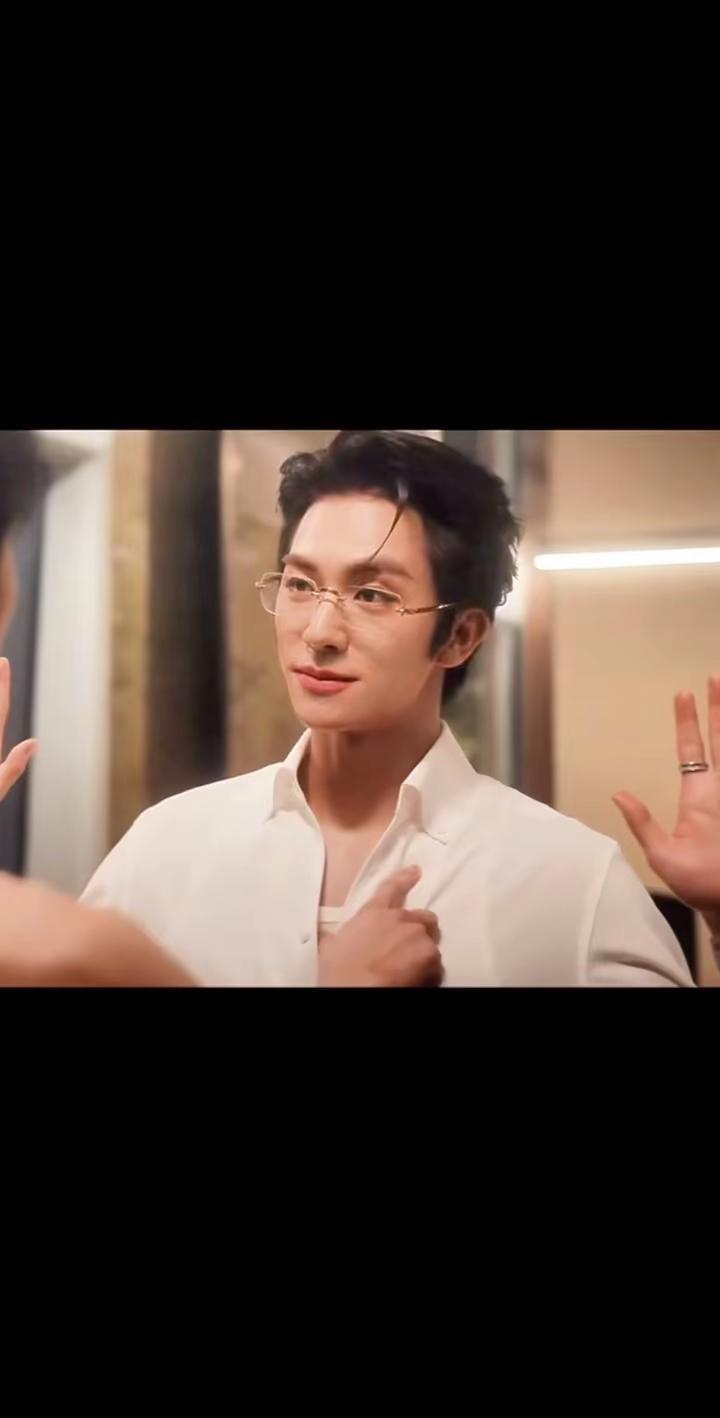 许生，你是知道怎么g人的彭梓烨leo 挑眉杀 把镜头对准自己