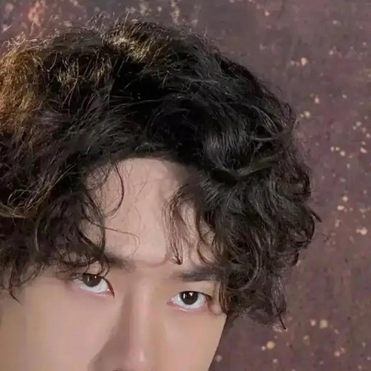 王一博这回在微博之夜亮相，说实话整体是真扛得住镜头。可惜啊，有些人根本不是来看帅