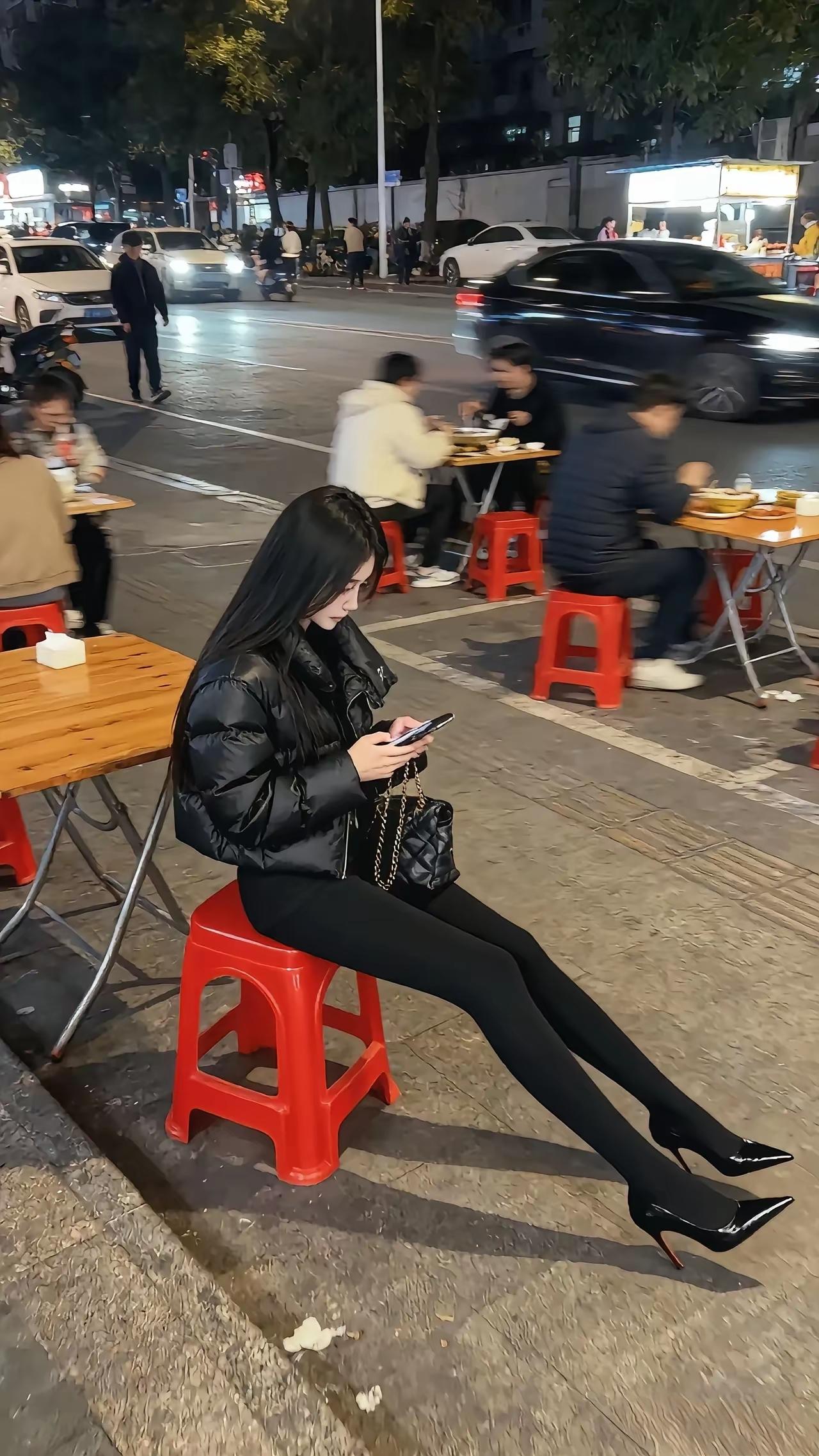 南方降温，美女都上厚黑了