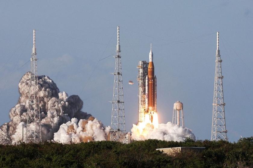 绕月成功了，但登月的钥匙不在NASA手里。


4月10日，阿尔忒弥斯2号在圣地