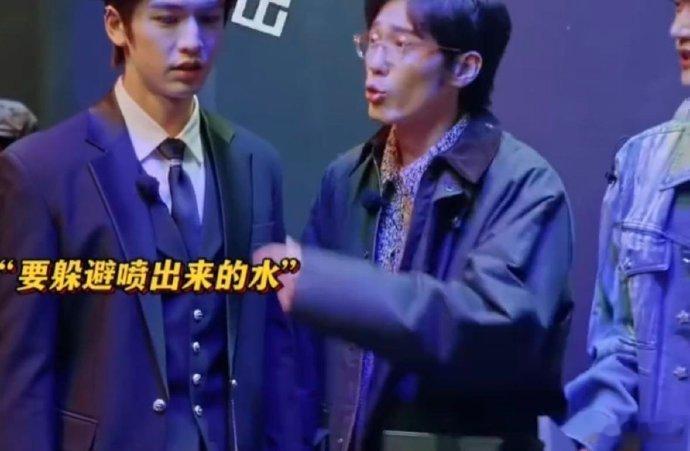 张凌赫玩游戏遭道具“针对”，水不停喷，躲避艰难，画面逗趣又令人心疼。 ​​​
