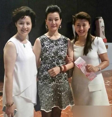 岁月可以带走一个人的青春。但流逝不了气质。闫学晶身旁的两位女士气质很好呀，妥妥的