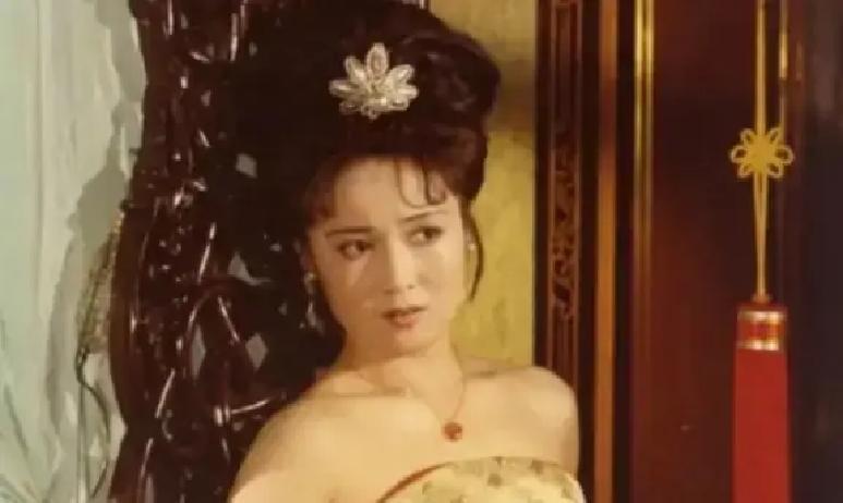 导演第一次见她，直接皱眉：“这姑娘太秀气，哪像能演高翠兰的？”
 
马德华急了，