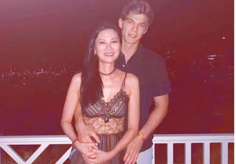 55岁邓文迪携男友亮相，依偎在小26岁的小鲜肉怀中，嫩得像少女 