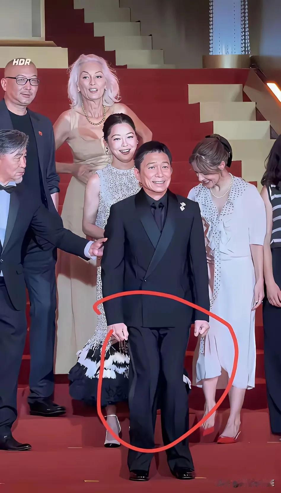 4位央视主持人同框，颜值与气质俱佳，前排的倪萍具有东方女性魅力，这是上海国际电影