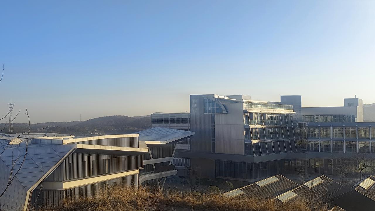 安徽庐江矾山的文旅项目已接近完工，曾经的老旧矾矿如今焕然一新。这片工业遗址经过精