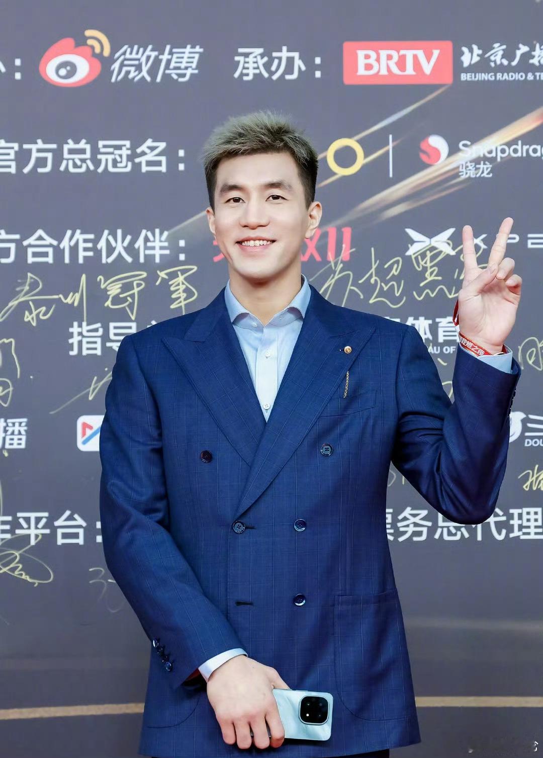 郭艾伦被机器人碰瓷说赔不起郭艾伦想跟机器人比划，结果直接被碰瓷，手足无措也太好笑