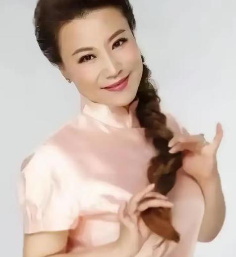 2004年，45岁的王为念净身出户，和小香玉结束了婚姻。没等他缓过神，前妻带着全