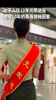 网传一段重庆高铁站的视频里，一个刚出闸机的女孩，突然一把甩开了手里的行李箱。
她