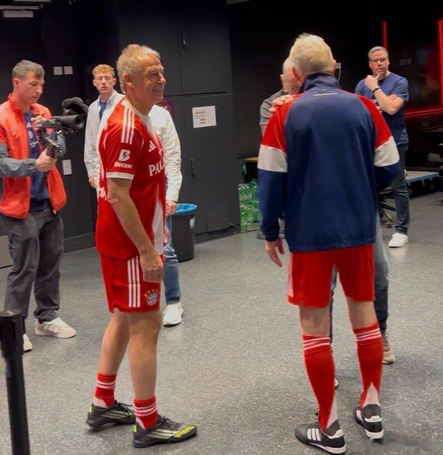 克林斯曼開玩笑地評價哈利·凱恩的踢球風格：“如果我以前也這麼做，回撤傳球，洛塔爾