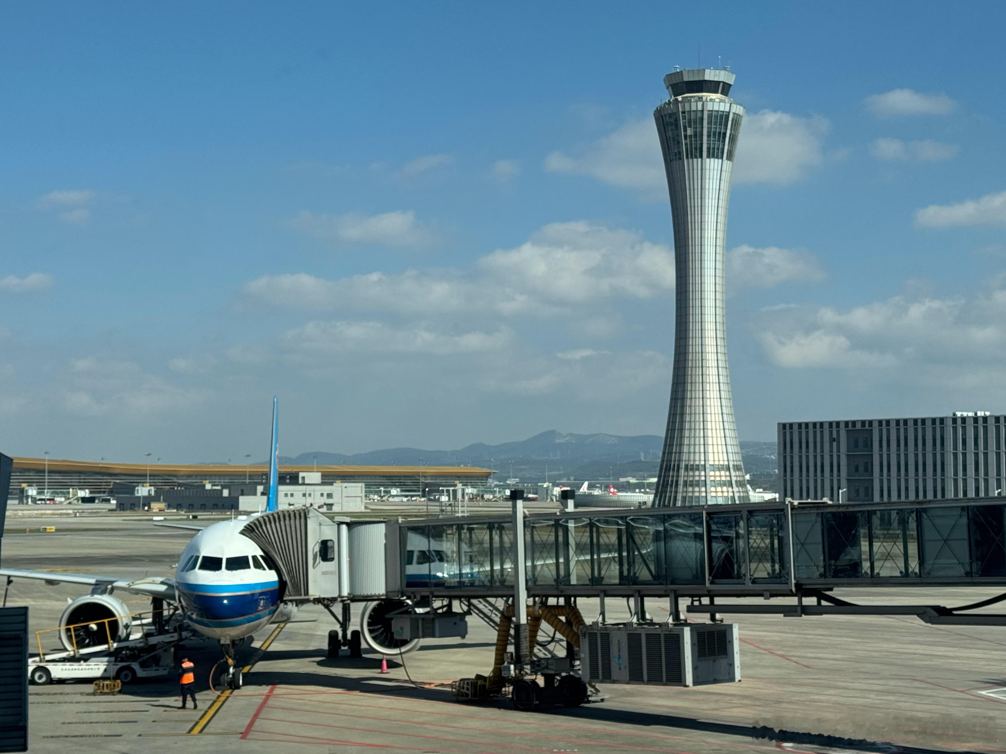 中国品牌乘用车市占率   逐年攀升，而且最近三年，连续每年份额占比+10%。 2