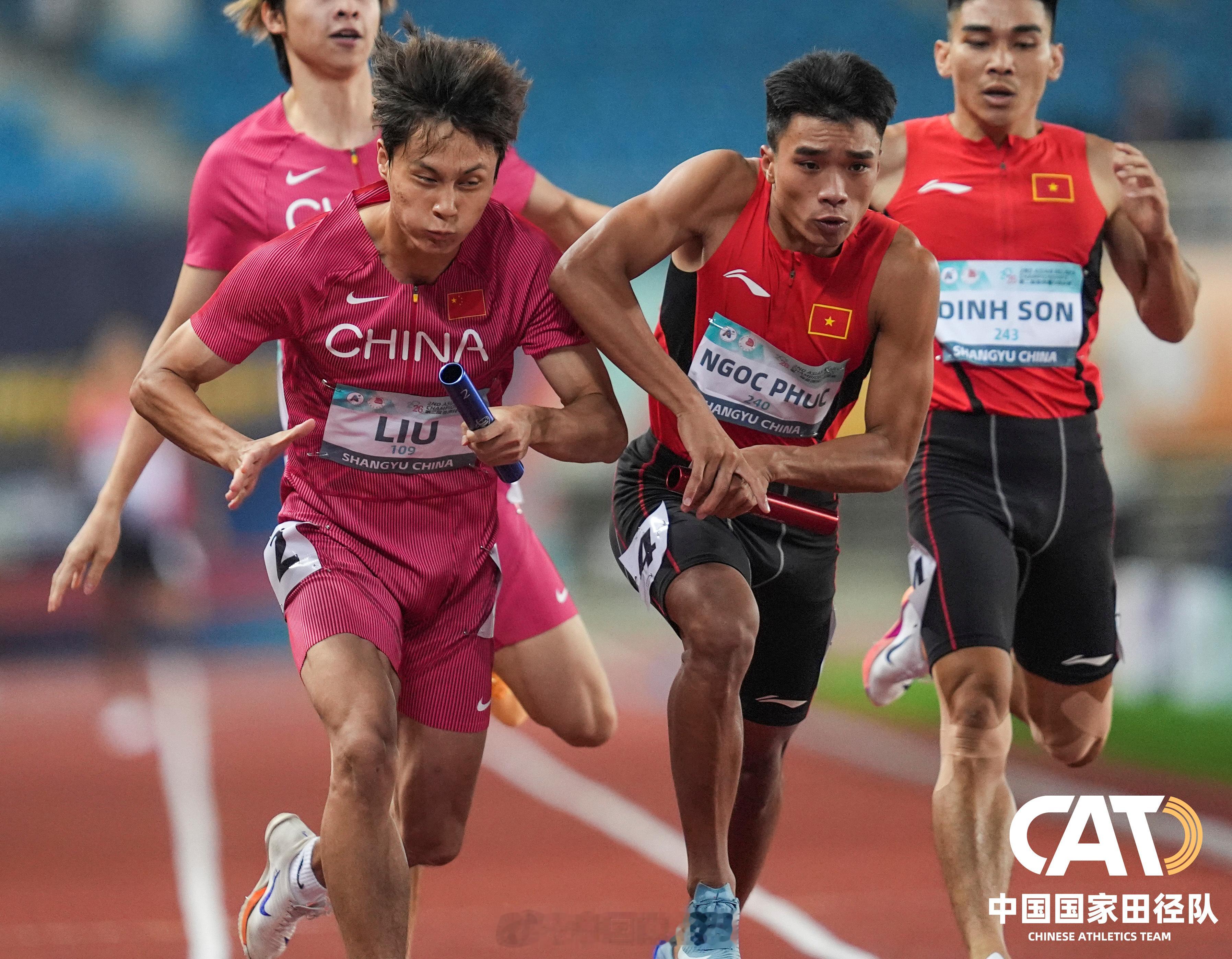 【激烈卡位】男子4×400米接力三四棒交接后加速阶段。（中国体育图片 魏征摄）中