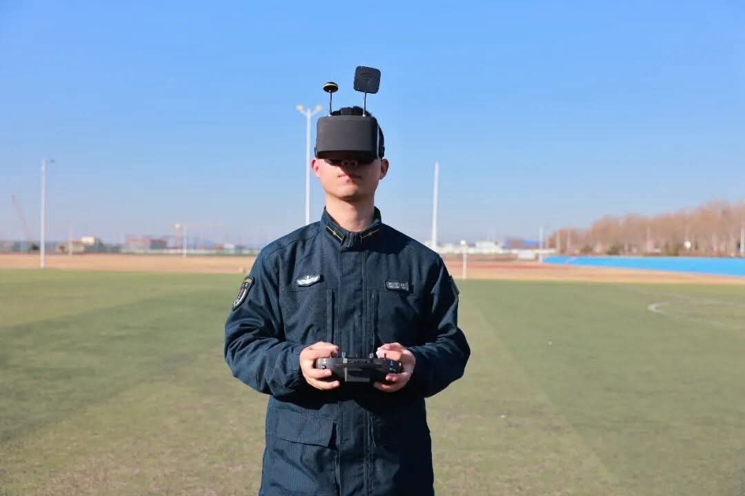 054B巡防舰首次无人机引导舰炮对岸射击 100mm快炮威力升级近日，解放军05