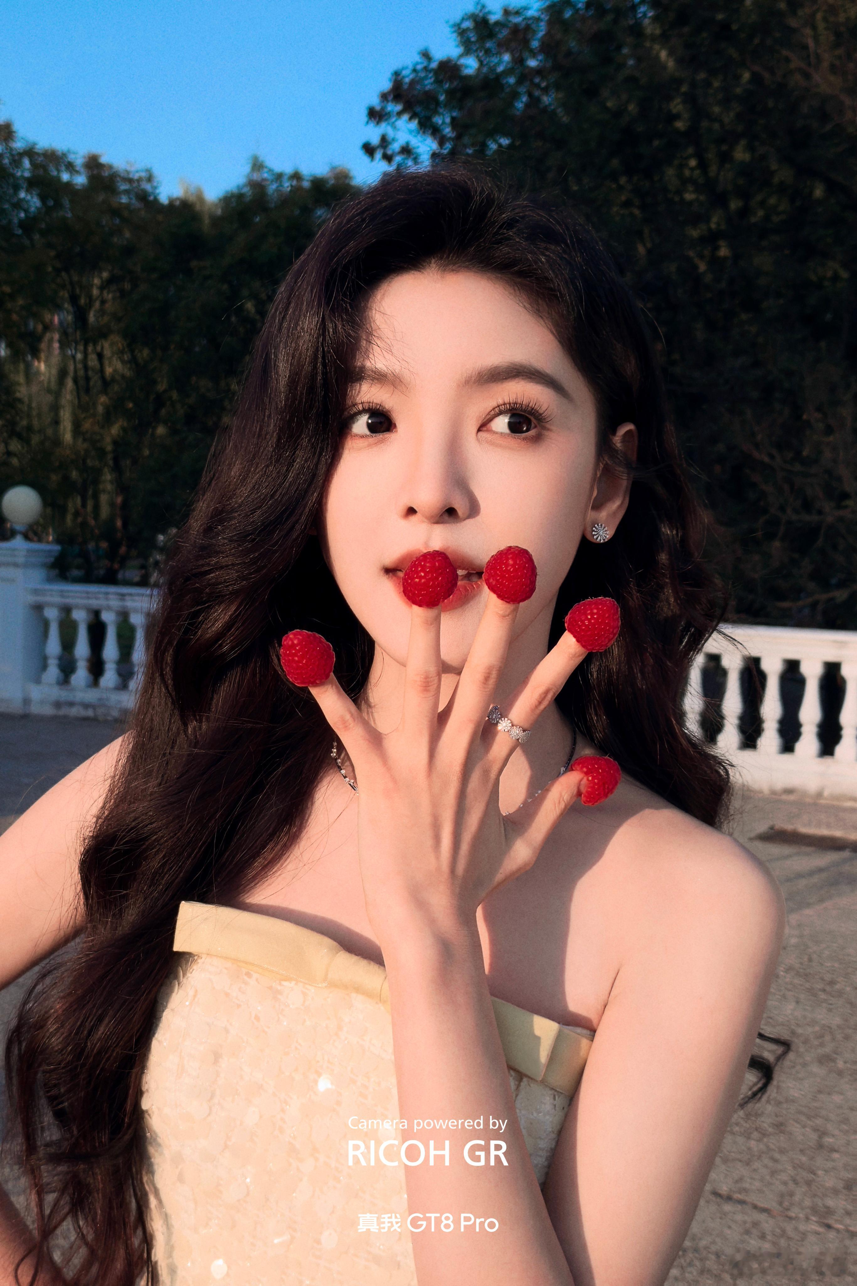 真我影像代言人章若楠同款理光GR配方，街拍神器真我GT8Pro就是理光GR味儿！