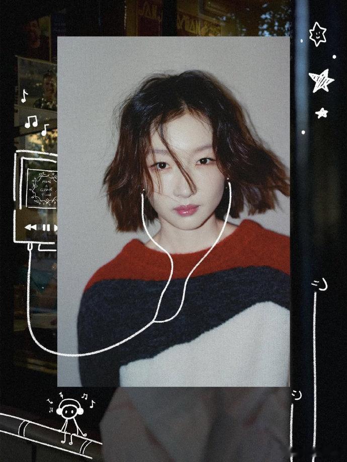 周冬雨好可爱的新年照 期待2026！ 的2026新年照好可爱，短发真的好灵动呀。