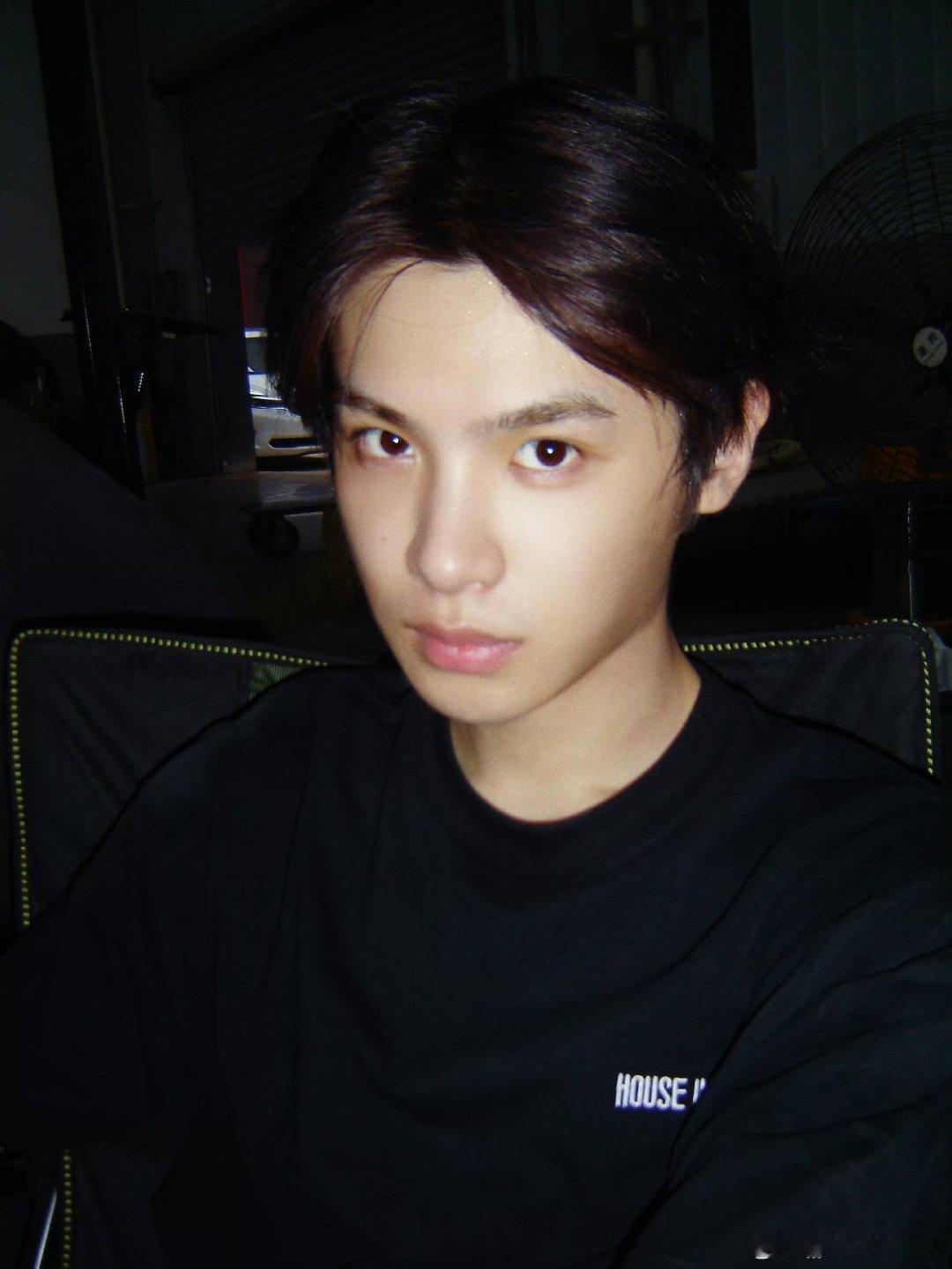 黄明昊无敌冷脸萌黄明昊超绝俯拍萌好可爱的小贾！素颜也好帅 ​​​