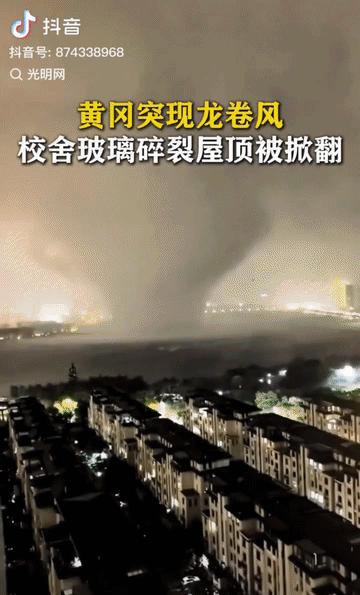 你听说了吗，就在刚过的那个寻常下午，天撕了个口子，风的柱子就那样直直捅下来，把黄