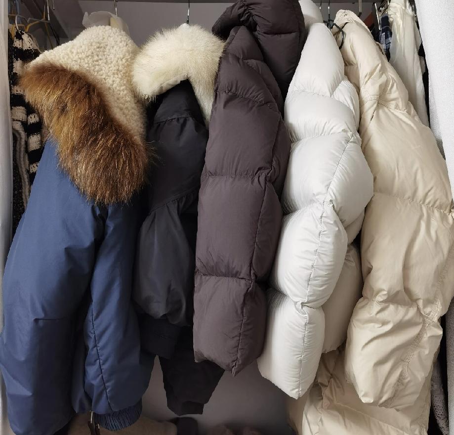 当时在直播间疯狂买买买，总觉得自己穿上会比主播还好看。如今，这些衣服挂在闲鱼上无