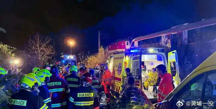 【斯洛伐克两列火车相撞 造成数十人受伤】国铁微闻 当地时间11月9日晚上，在距离