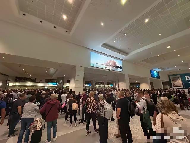 迪拜彻底乱了，机场已经没有任何航班，超20000名旅客被困，现场画面让人揪心到窒