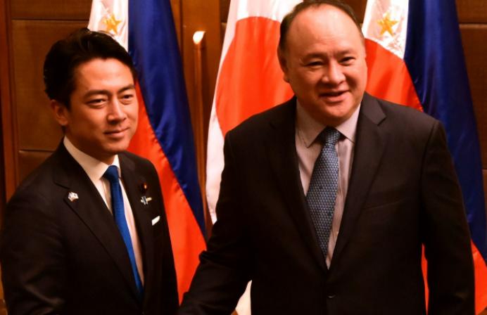 “在这场大国博弈的棋局里，菲律宾始终没搞清楚自己的定位，竟然真把自己当成了玩家，