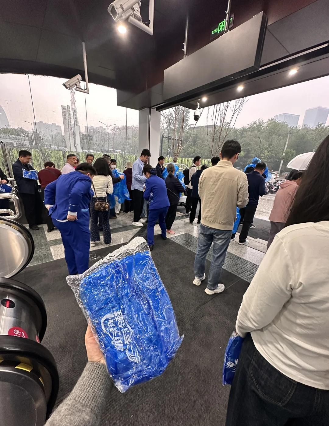 济南地铁你真好！！！
对于没拿伞的人来说，出站这个场景就是我的神[流泪]