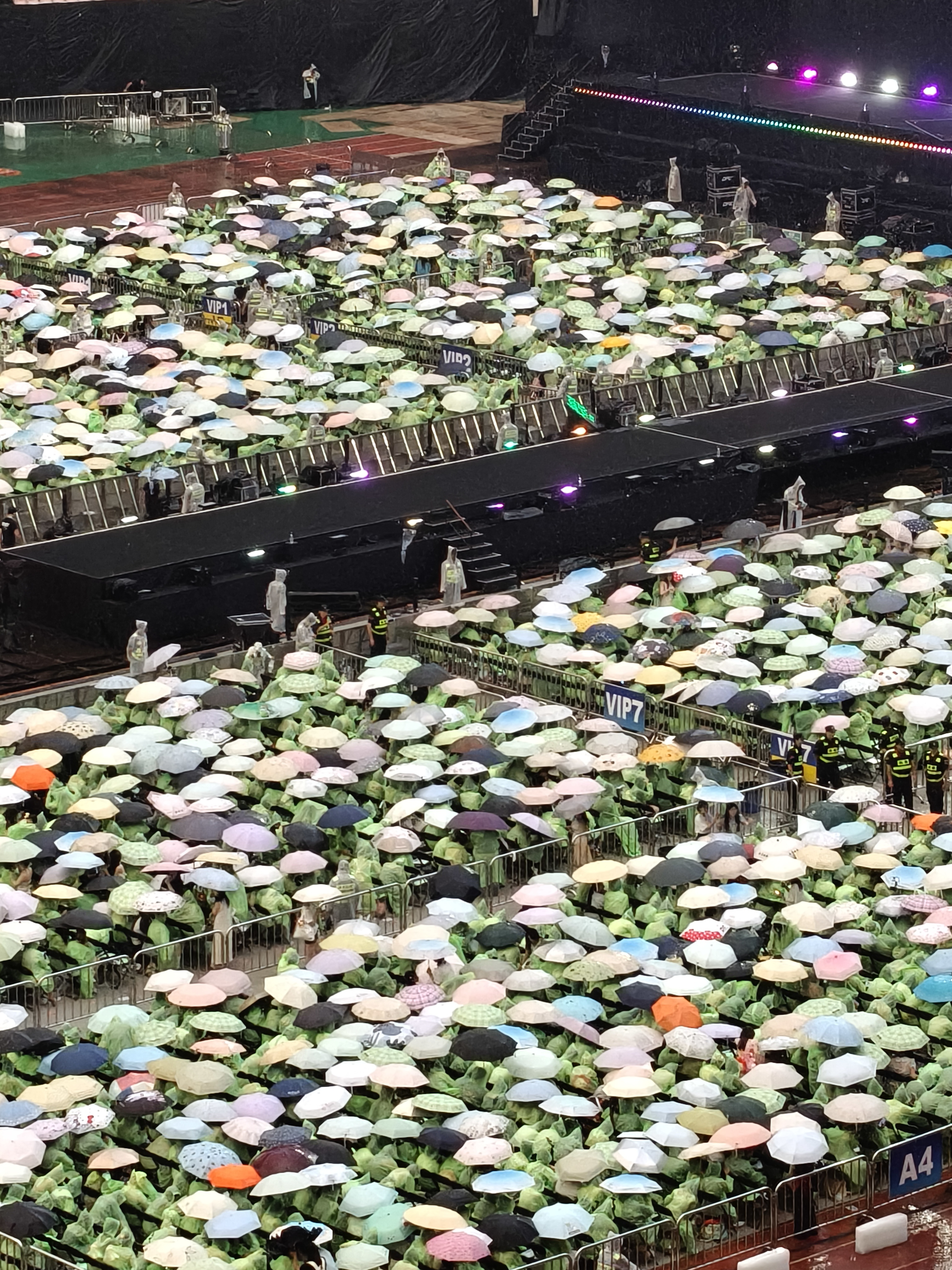 一场过云雨，王源内场长出满了蘑菇🍄王源请了医护人员看演唱会王源宇宙超级无敌大大
