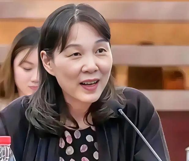 跟了宗庆后30年的杜建英，退休5年后突然带着私生子宗继昌成立了新食品公司！这位曾