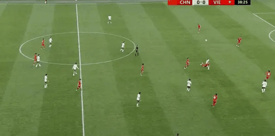 第38分钟，中国U23世界波进球，中国U23 1-0 越南U23。 