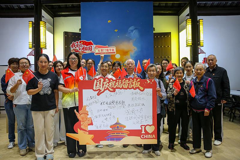 国庆祝福接龙玩出花来，完全不用局限于“国庆快乐”四个字。
我先起头接第一句：愿高