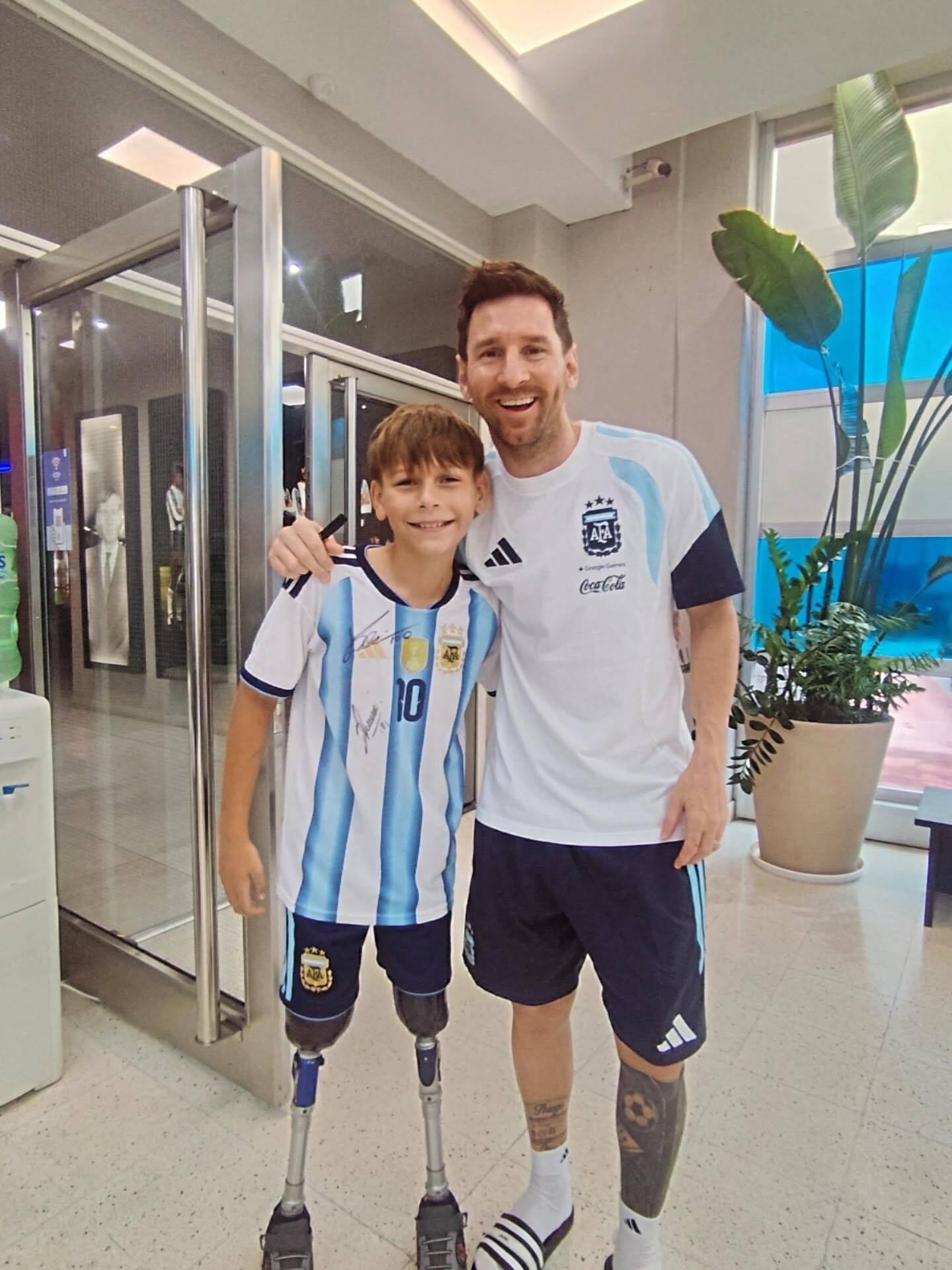 【小梅🥹🥹🥹】梅西与小球迷共度时光，以他的谦逊和温暖，创造了终生难忘的回忆