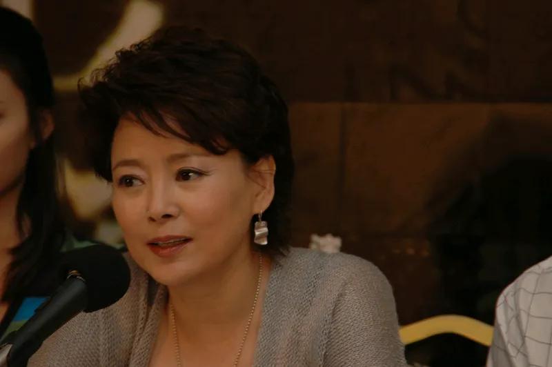 张瑜
一演成名庐山恋，
如今己到古稀年。
无儿无女无婚姻，
国外去了莱坞圈。