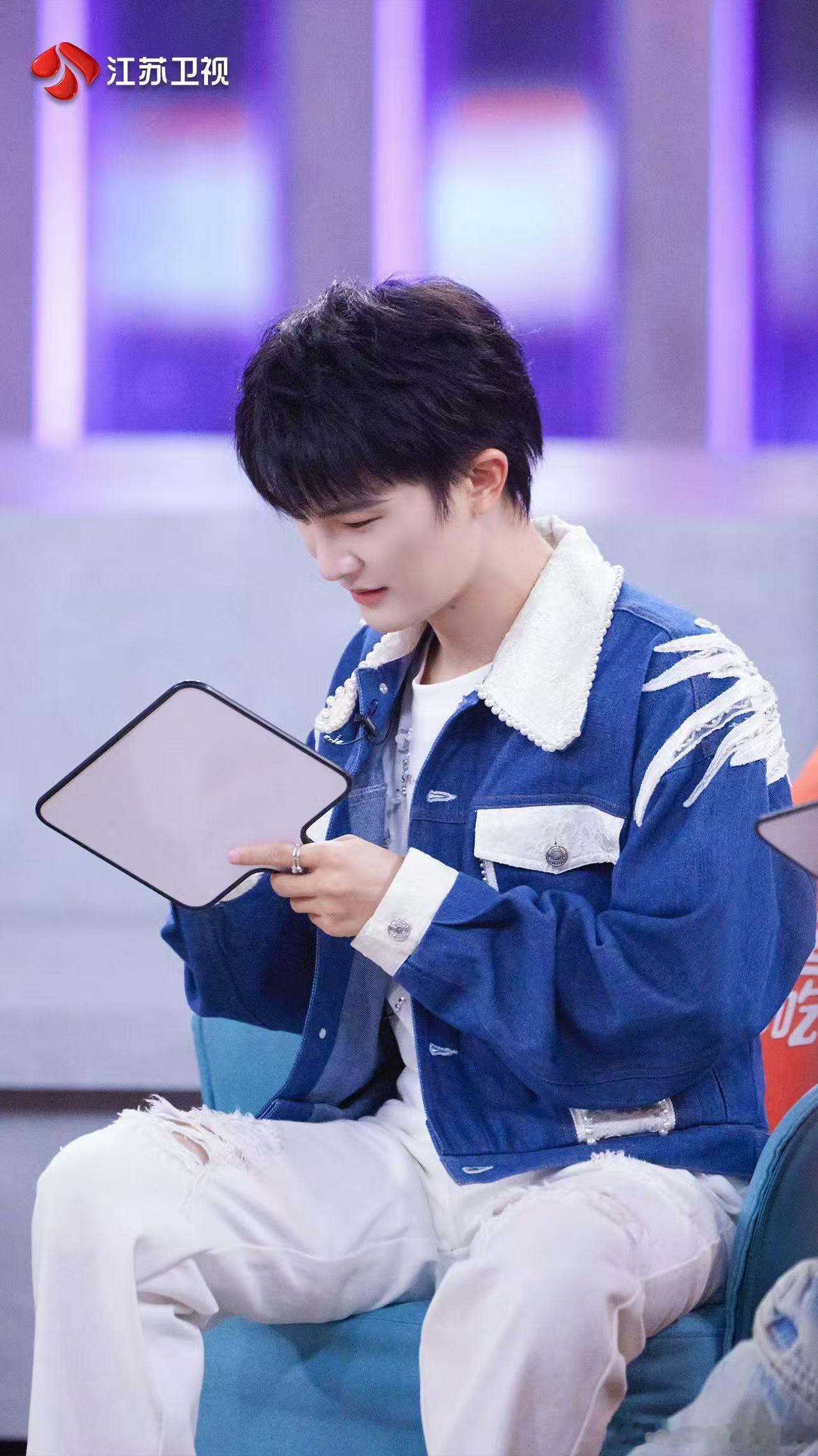 #周深白蓝牛仔外套##周深遥远天际空灵嗓音#周深遥远天际空灵嗓音，每一次舞台都是