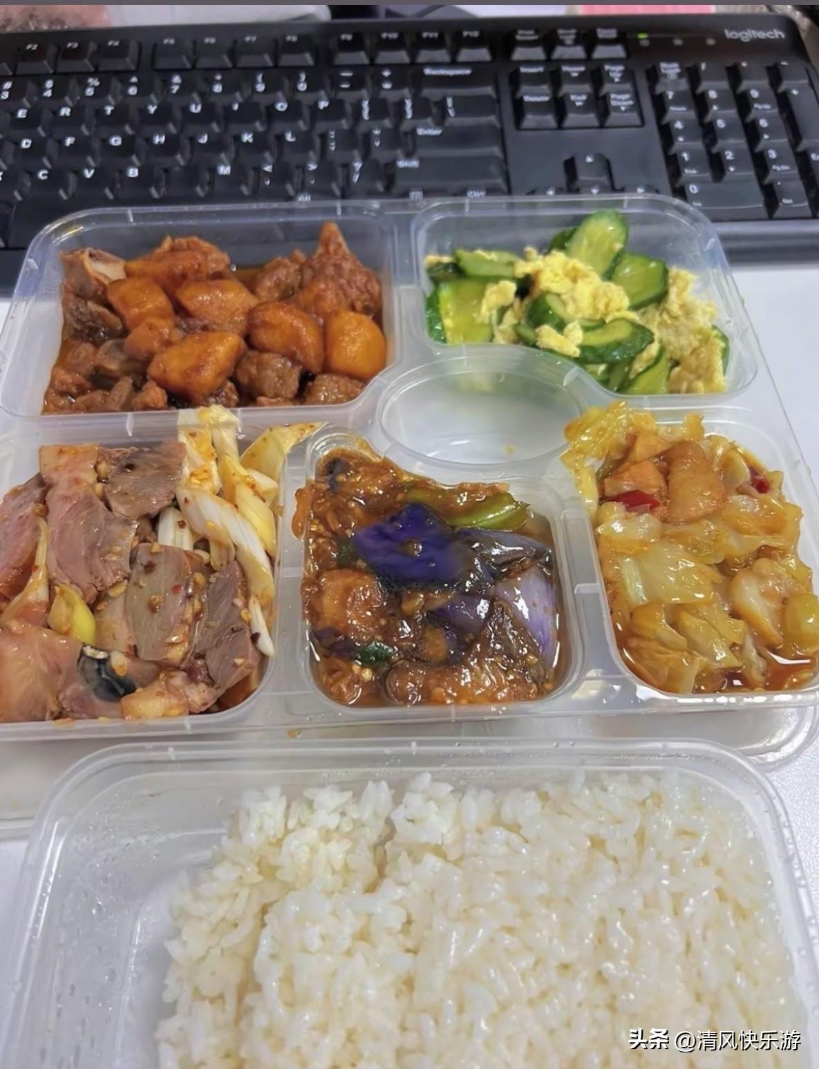 一个人在家做电商，起的比鸡早，睡的比狗晚。平时午饭都是凑合一口，只有晚上才能弄几