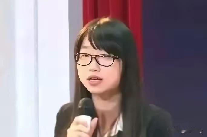 OPPO母亲节文案策划人余思月毕业于武汉大学文学院，主修比较文学与世界文学、双修