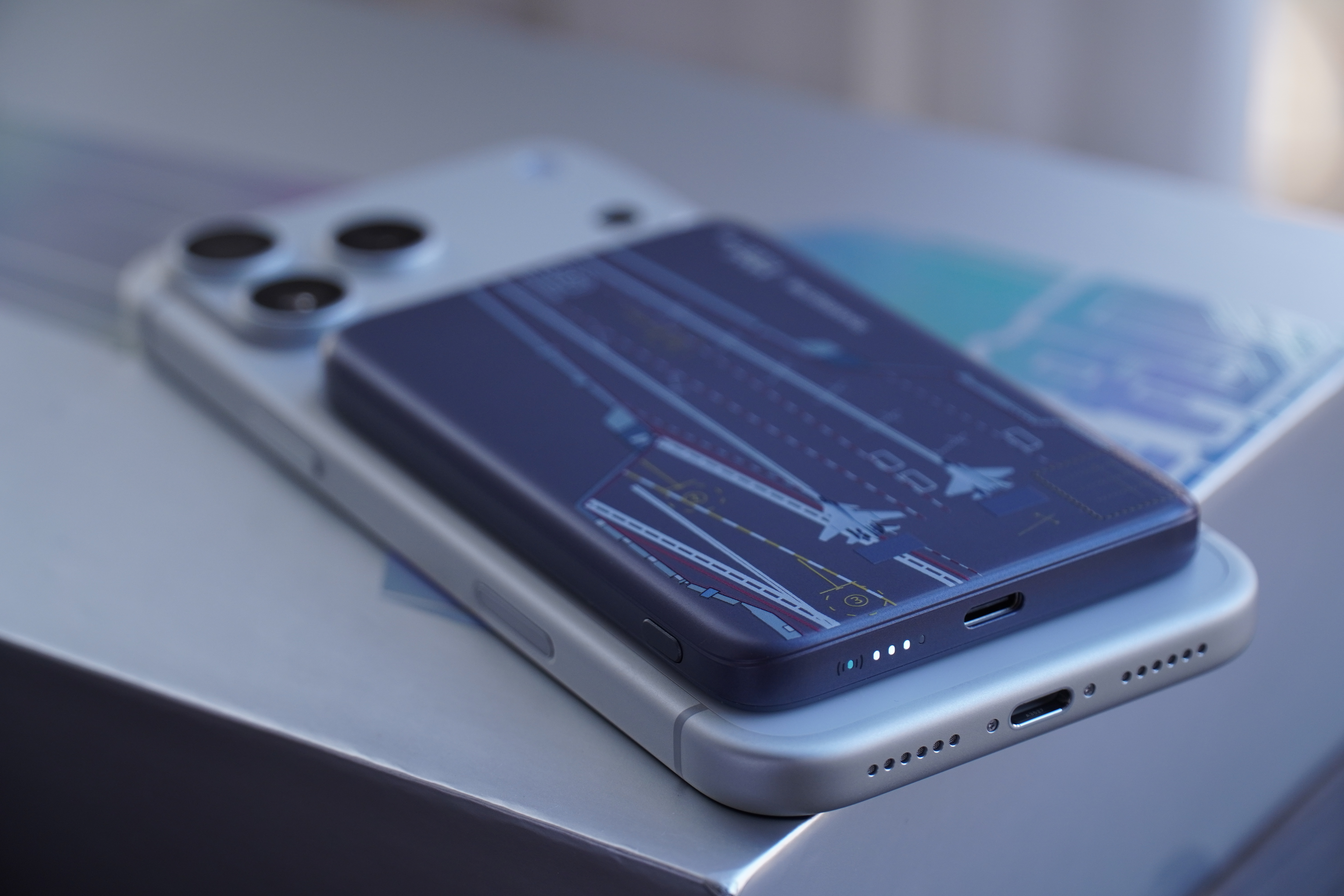 收到一份超级硬核的快递，闪极限定礼盒～里面有闪极新一代AI眼镜的模型，其实就是在