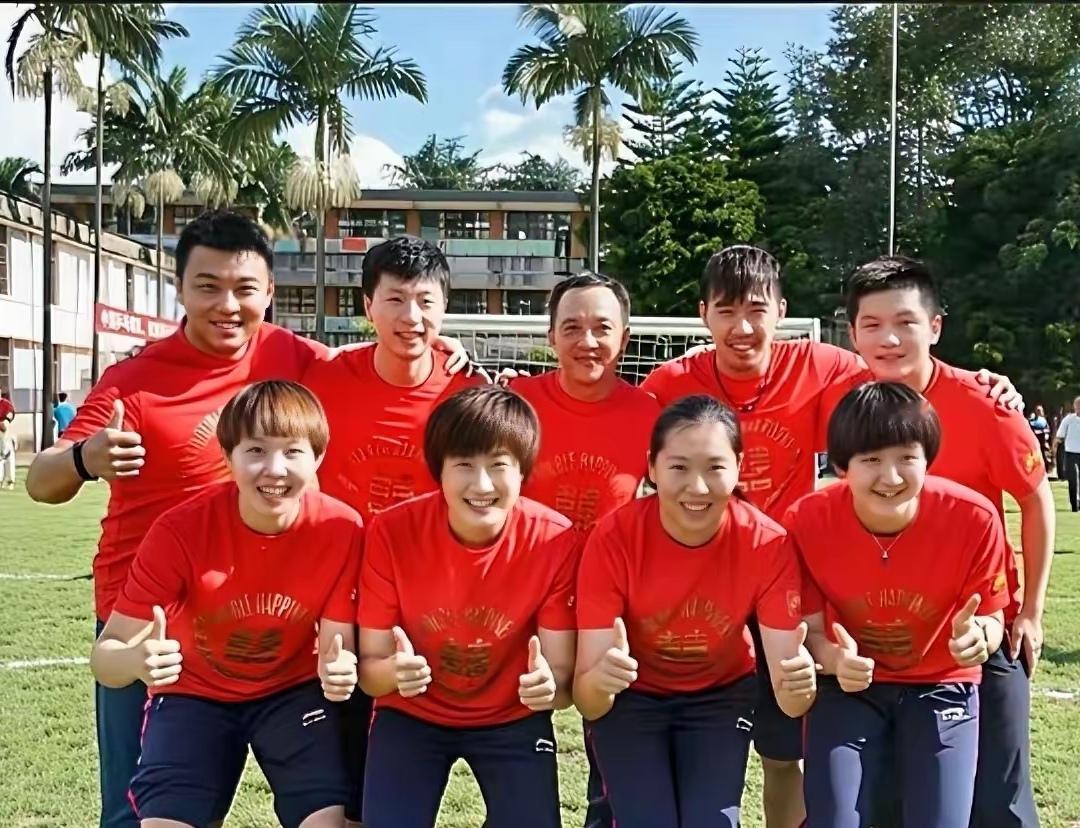 这张9人同框靓照，我认出了笑靥如花的陈梦，樱唇榴齿的李晓霞，喜容绽放的丁宁，金发