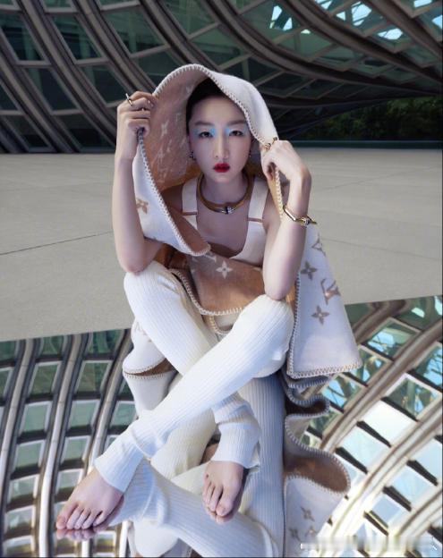 周冬雨四登VOGUE周冬雨五大女刊4轮满贯周冬雨四登《VOGUE》封面引爆热议！