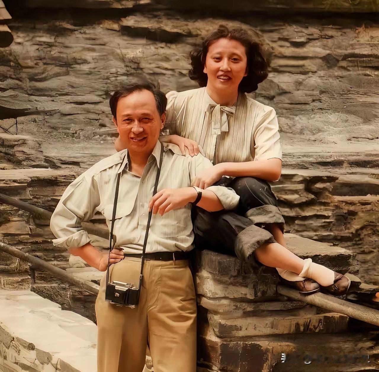 “中国航天之父”钱学森和夫人蒋英的珍贵合照。
照片里，钱学森挎着相机，蒋英依偎在