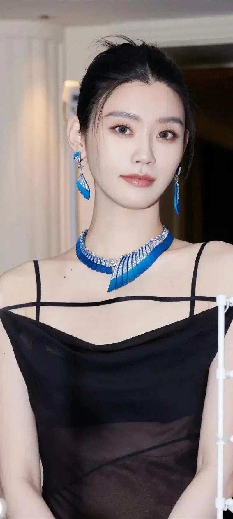 奚梦瑶是妥妥的长期主义者，每一步都盘算得清清楚楚。当年刚生下长孙，正是她模特事业