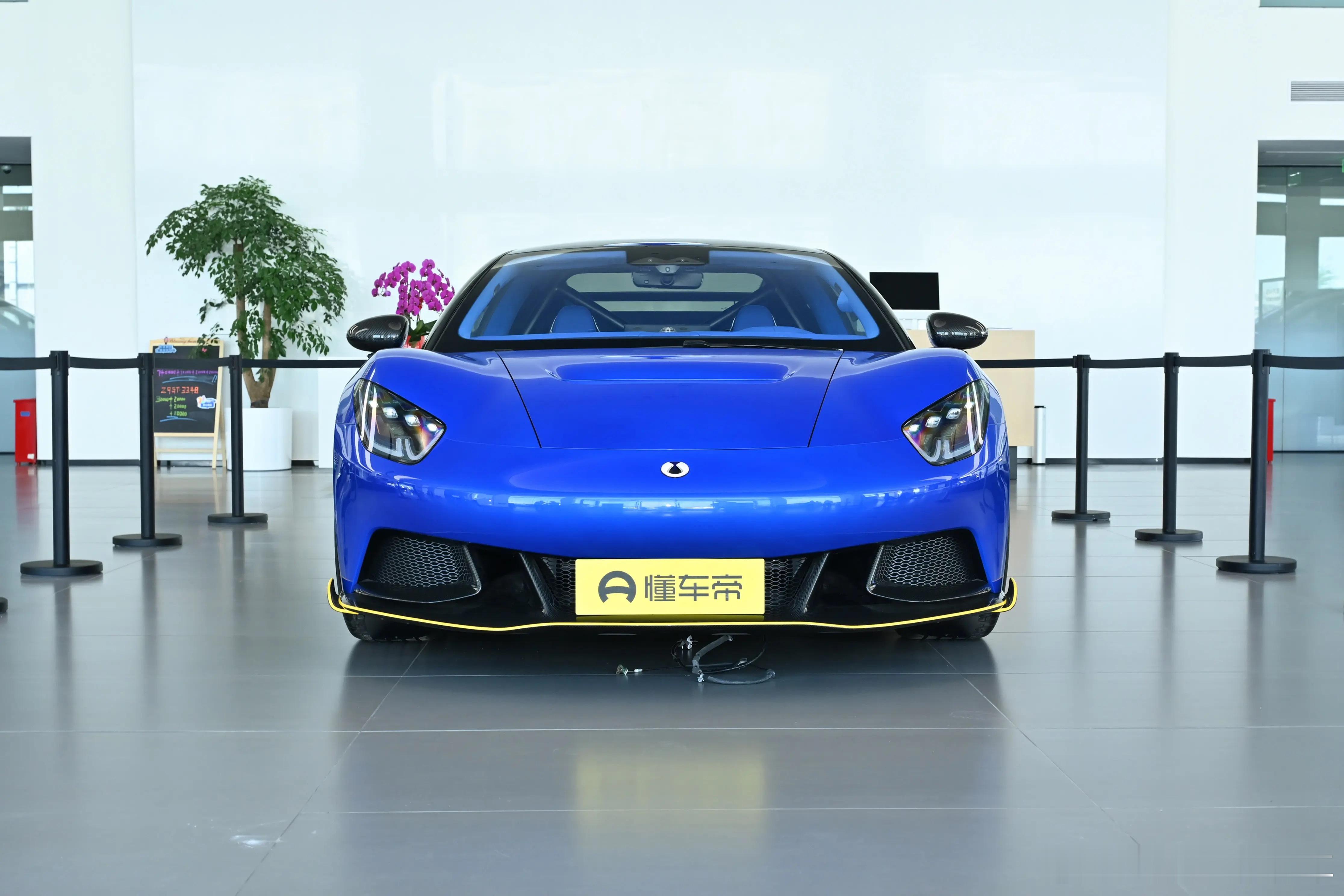 腾势Z大灯的问题在于没有眼神，十分涣散，没有精神。图二是和腾势Z大灯比例形状有些