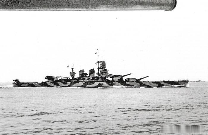 主炮试射中的维内托，摄于1942年5月13日的塔兰托湾。同样是381mm，维内托