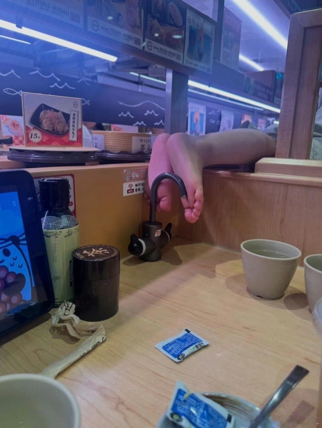 寿司郎 脚踩水龙头拍的这么清楚，谁会故意拍得这么近，0成本搞垮对手？ 