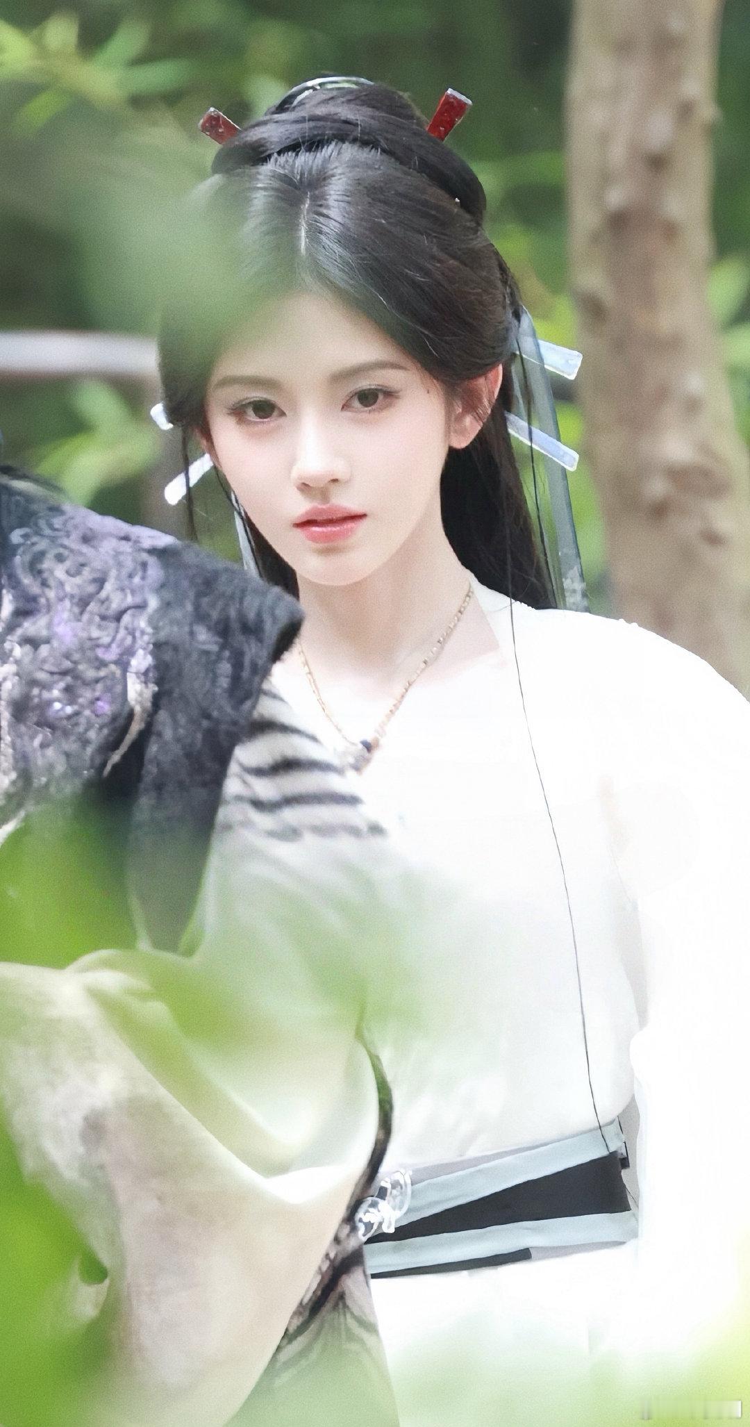鞠婧祎今天的妆造是白色好清冷淡雅[爱慕] ​​​