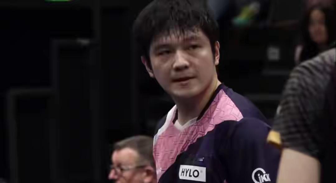 欧冠第二轮1/4决赛中，樊振东所在的萨尔布吕肯对阵法国亨尼邦俱乐部，第一盘樊振东