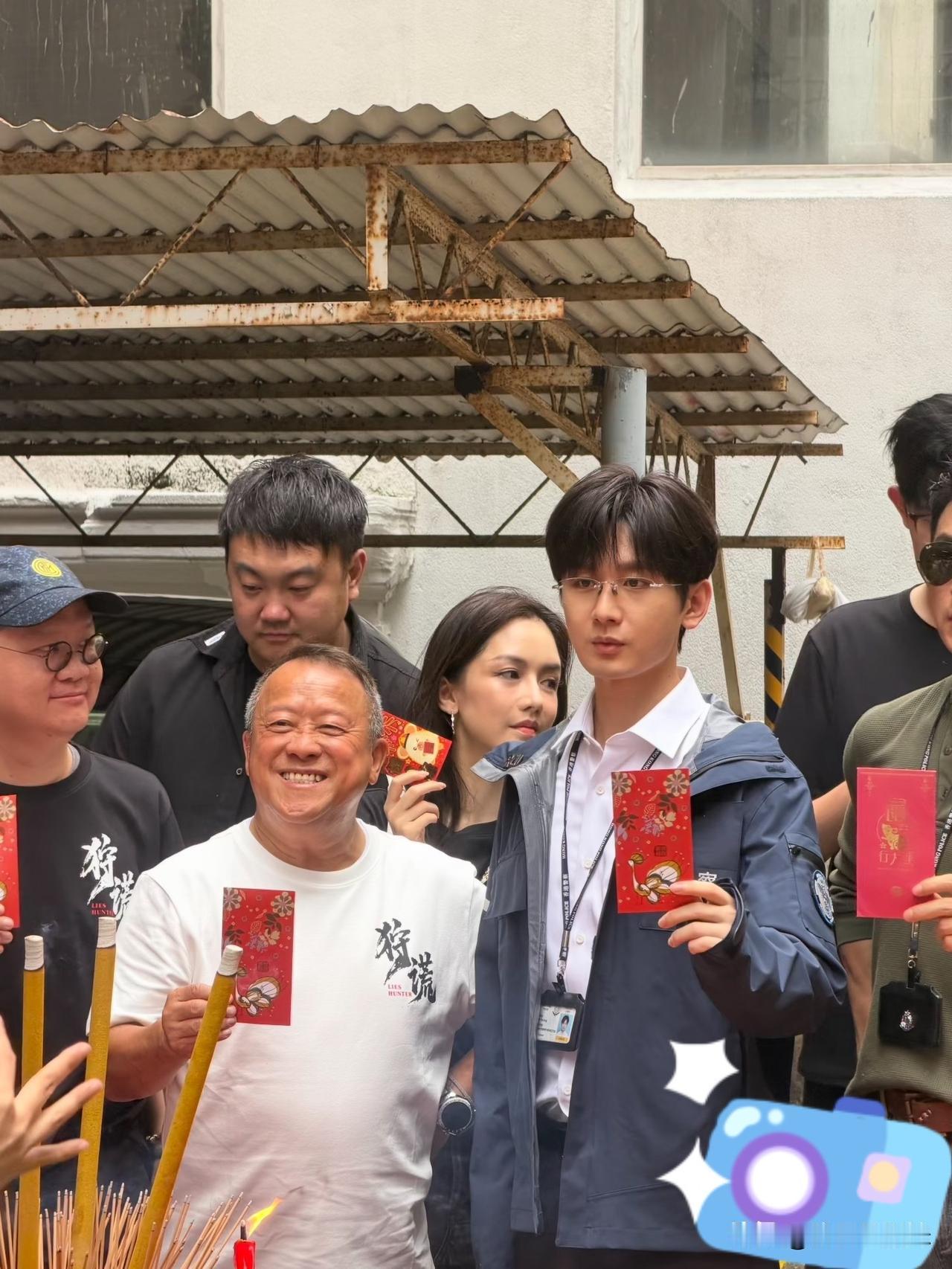 成毅已经进入角色！
脸冷冷的，曾志伟看着都没他坏！
看底妆已经画黑了，手和脸颜色